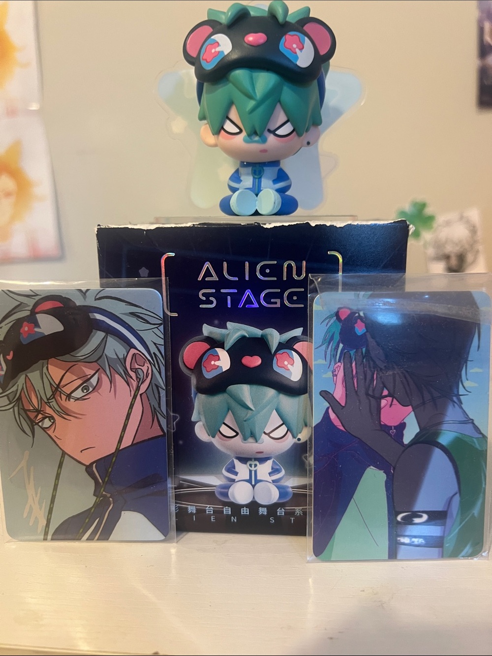 Till Alien Stage Figure with stand and two photocards from blind box